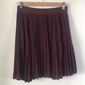 Aritzia Knife Pleat Mini in Burgundy